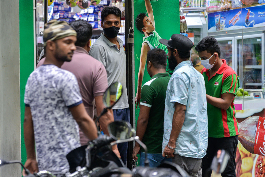 އޭޕްރީލް 15، 2020: ކޮވިޑް19 ޖެހިފައިވާ މީހަކު މާލެއިން ފެނުމާ ގުޅިގެން، 24 ގަޑިއިރަށް މާލެ ސަރަހައްދު ބަންދުކުރުން -- ސަން ފޮޓޯ/ ފަޔާޒު މޫސާ