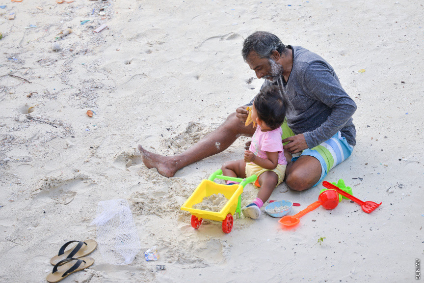 ޖޫން 18، 2020: ކޮވިޑް19ގެ ޕޮޒިޓިވް ކޭސްއެށް މާލޭއިން ފެނުމާގުޅިގެން މާލޭ ސަރަހައްދު ލޮކްޑައުން ކުރުމާށްފަހު ދެ މަސް ދުވަސް ފަހުން ބޮޑު ލުއިތަކެއް ދިނުމާއެކު ކުޑަކުދިންނަށް ބޭރަށް ނިކުމެ އުފާކުރުން: ކުޑަ ކުދިންނަށް ބޭރަށް ނިކުމެވޭނެ ވަގުތަކީ ހަވީރު 4:00 - 6:00 އަަށް - ސަން ފޮޓޯ/ ފަޔާޒު މޫސާ
