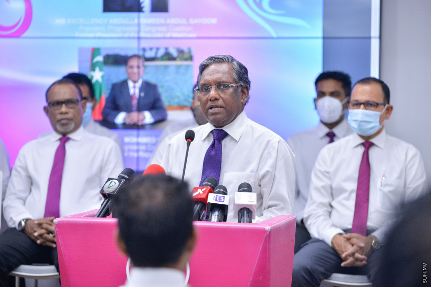 ޖޫން 22، 2020: ޕްރޮގްރެސިވް ކޮންގްރެސް ކޯލިޝަންގެ އެޑްވައިޒަރު ކަމުގެ މަގާމް މުހައްމަދު ވަހީދު ހަސަން މަނިކުއަށް ދެއްވުމަށް ބޭއްވި ހާއްސަ ނޫސްވެރިންގެ ބައްދަލުވުމުގެ ތެރެއިން -- ސަން ފޮޓޯ/ ފަޔާޒު މޫސާ