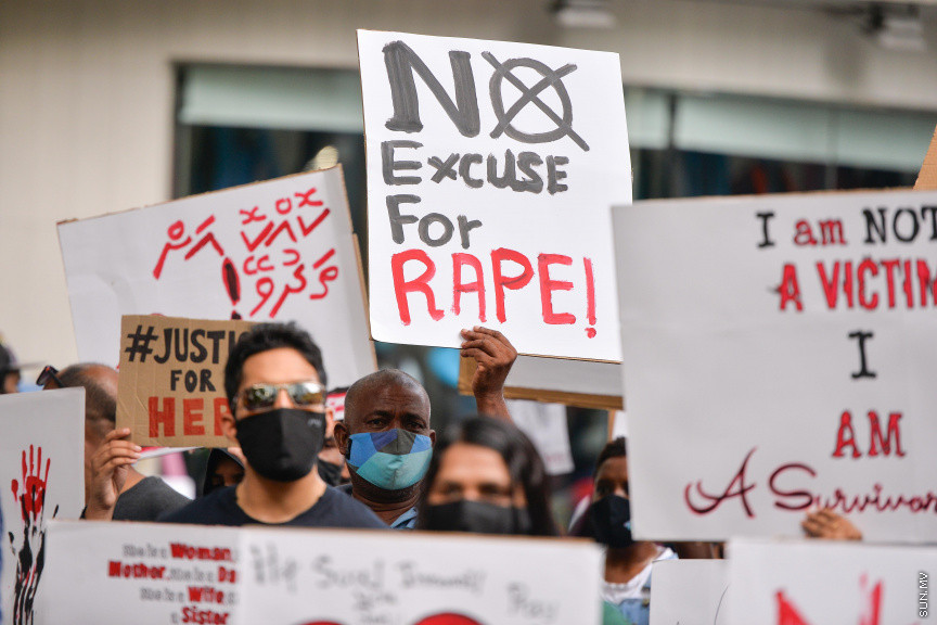 ޖޫން 29، 2020: ރޭޕްއާ ދެކޮޅަށް މާލޭގައި ކުރި މުޒާހަރާގެ ތެރެއިން: ޖެންޑާ މިނިސްޓްރީ ކައިރިން ފެށި މުޒާހަރާ އަކީ، މިދިޔަ ހުކުރު ދުވަހު ހުޅުމާލޭ ފަޅުގައި އޮތް ސަފާރީއެއްގައި ބިދޭސީ އަންހެނަކަށް ޖިންސީ ގޯނާކުރި ކަމަށް ތުހުމަތު ކުރެވޭ މީހުން ހައްޔަރުކުރުމަށް ފަހު އެމީހުން ބަންދުން ދޫކޮށްލުމާ ގުޅިގެން ކުރި މުޒާހަރާއެއް -- ސަން ފޮޓޯ/ ފަޔާޒު މޫސާ 