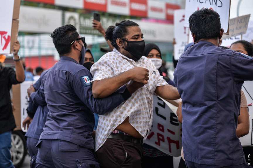 ޖޫން 29، 2020: ރޭޕްއާ ދެކޮޅަށް މާލޭގައި ކުރި މުޒާހަރާގެ ތެރެއިން: މުޒާހަރާގެ ބައިވެރިން ކުރިއަށް ދިއުމަށް ފުލުހުން ހުރަސް އެޅުމުން ވަނީ ހަމަނުޖެހުންތަކެއް ހިނގާފައި -- ސަން ފޮޓޯ/ ފަޔާޒު މޫސާ 