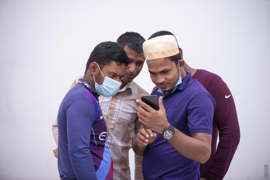 ޖުލައި 31، 2020: އިސްލާމީ މަރުކަޒުގައި ކުރެވުނު އަޟްހާ އީދު ނަމާދުގެ ތެރެއިން: މާލޭގެ ހުރިހާ މިސްކިތެއްގައި ޖަމާއަތުގައި ބޮޑު އީދު ނަމާދު ކުރިއިރު އީދު ނަމާދުގެ ޖަމާއަތަށް ގިނައިން ގޮސްފައި ވަނީ ބިދޭސީން -- ސަން ފޮޓޯ/ ފަޔާޒު މޫސާ