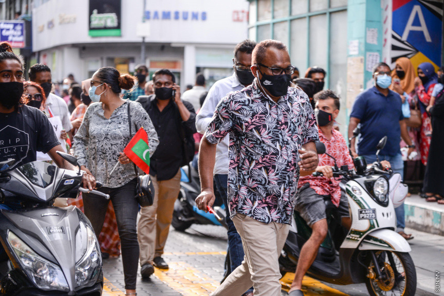 ސެޕްޓެމްބަރ 12، 2020: ހެލްތު ޕްރޮޓެކްޝަން އެޖެންސީ (އެޗްޕީއޭ) ގެ އެންގުމާ ހިލާފަށް އިދިކޮޅު ޕީޕީއެމް/ޕީއެންސީ ކޯލިޝަނުން މާލޭގައި ފެށި ސައިކަލި ބުރު ފުލުހުން ރޫޅާލުން -- ސަން ފޮޓޯ/ ފަޔާޒު މޫސާ
