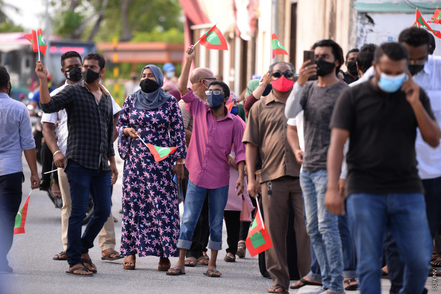 ސެޕްޓެމްބަރ 12، 2020: ހެލްތު ޕްރޮޓެކްޝަން އެޖެންސީ (އެޗްޕީއޭ) ގެ އެންގުމާ ހިލާފަށް އިދިކޮޅު ޕީޕީއެމް/ޕީއެންސީ ކޯލިޝަނުން މާލޭގައި ފެށި ސައިކަލި ބުރު ފުލުހުން ރޫޅާލުން -- ސަން ފޮޓޯ/ ފަޔާޒު މޫސާ