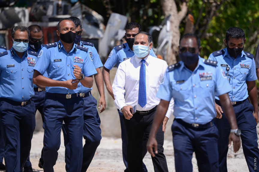 އޮކްޓޫބަރ 8، 2020: އެކި މައްސަލަތަކުގައި ފުލުހުންގެ ބެލުމުގެ ދަށުގައި ހުރި 324 ކިލޯއަށްވުރެ ގިނަ މަސްތުވާތަކެތި ނައްތާލުން: މަސްތުވާތަކެތި ނައްތާލާފައިވަނީ މީޑިއާތަކުގެ ހާޒިރުގައި ދޫނިދޫގައި -- ސަން ފޮޓޯ/ ފަޔާޒު މޫސާ
