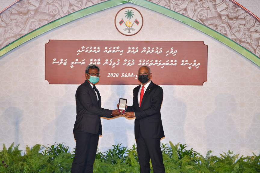 ދައުލަތުން ދެއްވާ އެކިއެކި އިނާމުތައް ދެއްވުމަށާއި، ދިވެހިންގެ އެއްބައިވަންތަކަމުގެ ދުވަހާ ގުޅިގެން ޖުމްހޫރީ މައިދާނުގައި  ބޭއްވެވި ރަސްމީ ޖަލްސާގެ ތެރެއިން-- ފޮޓޯ ރައީސް އޮފީސް