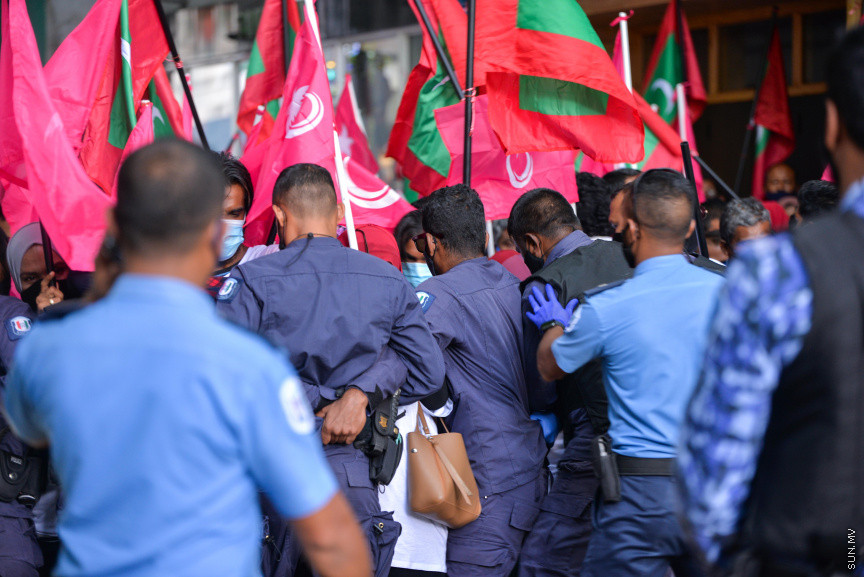 ފެބްރުއަރީ 12، 2021: ކޮވިޑު19ގެ ހާލަތު މާލެ ސަރަހައްދުގައި ގޯސްވެފައިވަނިކޮށް އިދިކޮޅުން ކޯލިޝަނުން "ކޮބާ މަގޭ ފްލެޓު" ނަމުގައި މާލޭގައި ކުރި މުޒާހަރާގެ ތެރެއިން -- ސަން ފޮޓޯ/ ފަޔާޒު މޫސާ 
