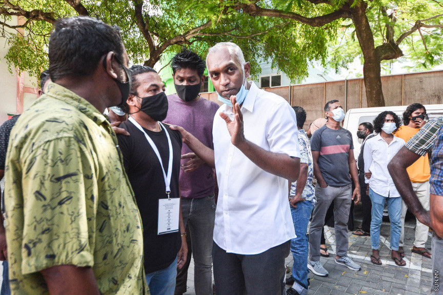 އޭޕްރީލް 13، 2021: ލޯކަލް ކައުންސިލް އިންތިހާބުގެ ވޯޓު ފޮށިތައް އަލުން ގުނަން އިލެކްޝަންސް ކޮމިޝަނުން އުޅޭތީ އިދިކޮޅު ޕީޕީއެމްއިން ބާ ޖަމާލުދީންގައި އެކަމާ ކަންބޮޑުވުން ފާޅުކޮށް މުޒާހަރާކުރުން: މުޒާހަރާކުރަމުންދަނިކޮށް، އެމްޑީޕީ ރައީސް އަދި މަޖިލިސް ރައީސް މުހައްމަދު ނަޝީދުވެސް ވަނީ އެސަރަހައްދަށް ވަޑައިގެންފައި -- ސަން ފޮޓޯ/ ފަޔާޒު މޫސާ 