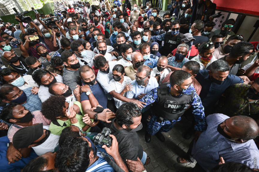 އޭޕްރީލް 13، 2021: ލޯކަލް ކައުންސިލް އިންތިހާބުގެ ވޯޓު ފޮށިތައް އަލުން ގުނަން އިލެކްޝަންސް ކޮމިޝަނުން އުޅޭތީ އިދިކޮޅު ޕީޕީއެމްއިން ބާ ޖަމާލުދީންގައި އެކަމާ ކަންބޮޑުވުން ފާޅުކޮށް މުޒާހަރާކުރުން: މުޒާހަރާކުރަމުންދަނިކޮށް، އެމްޑީޕީ ރައީސް އަދި މަޖިލިސް ރައީސް މުހައްމަދު ނަޝީދުވެސް ވަނީ އެސަރަހައްދަށް ވަޑައިގެންފައި -- ސަން ފޮޓޯ/ ފަޔާޒު މޫސާ 