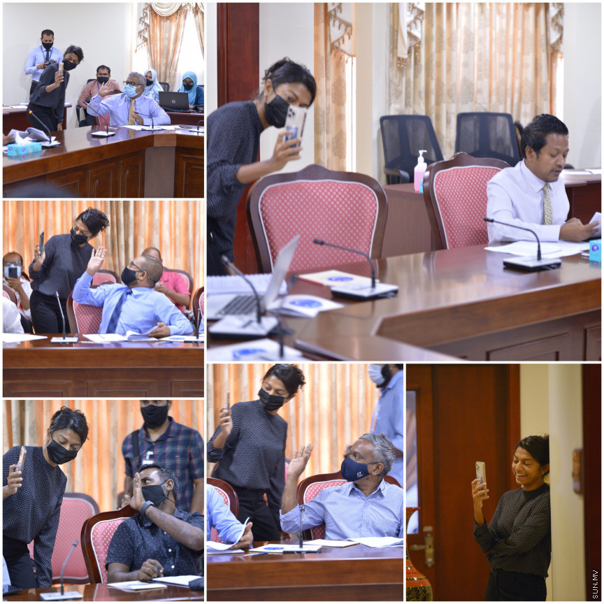 މެއި 12، 2021: އެމްއެމްޕީއާރުސީގެ ހިޔާނާތުގެ ލިސްޓު އާންމު ކުރި ކޮމިޓީގައި ވީޑިއޯ ކޯލް މެދުވެރިކޮަށް މަޖިލިސް ރައީސް މުހައްމަދު ނަޝީދު، ކޮމިޓީގެ މެމްބަރުންނާ ބައްދަލުކުރެއްވުން:--- ސަން ފޮޓޯ/ މުހައްމަދު މުޒައްޔިން ނާޒިމް
