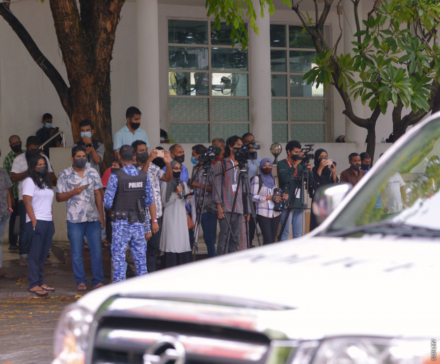 މެއި 13، 2021: ކުރީގެ ރައީސް އަދި މަޖިލިސް ރައީސް މުހައްމަދު ނަޝީދު ހަފްތާްއައަކަށް އޭޑީކޭގައި ފަރުވާ ހޯދުމަށްފަހު، އިތުރު ފަރުވާއަށް ޖަރުމަނަށް ފުރުން: އެމަނިކުފާނު ހޮސްޕިޓަރުން އެއާޕޯޓަށް ވަޑައިގެންނެވީ ވަރުގަދަ ސެކިއުރިޓީއަކާއެކު --- ސަން ފޮޓޯ/ މުހައްމަދު މުޒައްޔިން ނާޒިމް