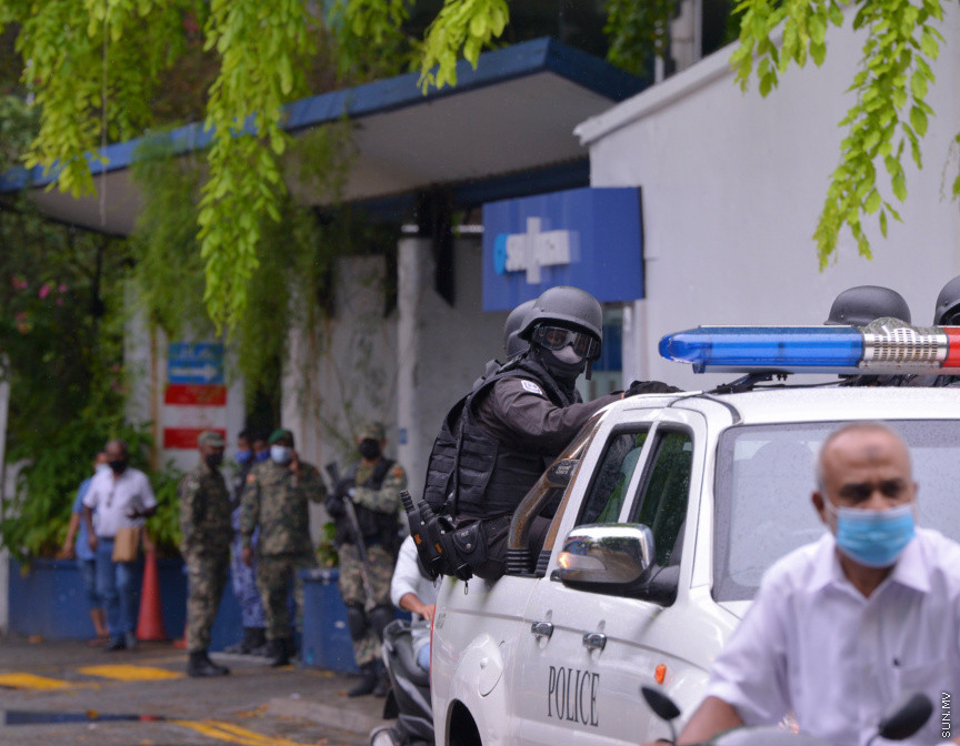 މެއި 13، 2021: ކުރީގެ ރައީސް އަދި މަޖިލިސް ރައީސް މުހައްމަދު ނަޝީދު ހަފްތާްއައަކަށް އޭޑީކޭގައި ފަރުވާ ހޯދުމަށްފަހު، އިތުރު ފަރުވާއަށް ޖަރުމަނަށް ފުރުން: އެމަނިކުފާނު ހޮސްޕިޓަރުން އެއާޕޯޓަށް ވަޑައިގެންނެވީ ވަރުގަދަ ސެކިއުރިޓީއަކާއެކު --- ސަން ފޮޓޯ/ މުހައްމަދު މުޒައްޔިން ނާޒިމް