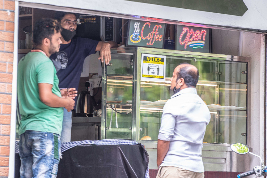 މޭ 26، 2021: ރާއްޖޭއަށް ކޮވިޑް-19 ގެ ހަތަރުވަނަ އަދި އެންމެ ނުރައްކާތެރި ރާޅު ބިންދާލުމާއެކު ކަމާބެހޭ ފަރާތްތަކުން ވަނީ ބަލި ހުއްޓުަވަން ފިޔަވަޅުތައް ހަރުކަށިކޮށް މަސައްކަތް ފަށާފަ އެވެ. އެގޮތުން ކާފިއު ގަޑި އިތުރުކޮށް ބޭރަށް ދާން ވަކި ހުއްދައެއް ހޯދައި، މޮނިޓަރިންގްގައި ހުރި ހުރިހާ ރަށެއްގައިވެސް ކާފިއު ވަނީ އިއުލާންކޮށްފަ އެވެ. އެހެންނަމަވެސް ފިޔަވަޅުތައް ހަރުކަށިކުރި ފުރަތަމަ ދުވަހުވެސް ވެރިރަށް މާލޭގެ މަގުތައް މަތިން ފެނިގެންދިޔައީ ގިނަ ބަޔަކަށް އަދިވެސް އެކަން ރޭކާނުލާތަނެވެ. ނޫނީ ފިޔަވަޅުތަކަށް ބީރު ކަންފަތެއް ދޭ ތަނެވެ. އަދިވެސް ބަލީގެ ނުރައްކަލަށް ހޭލުންތެރި ނުވާތަނެވެ -- ސަން ފޮޓޯ/ ފަޔާޒު މޫސާ