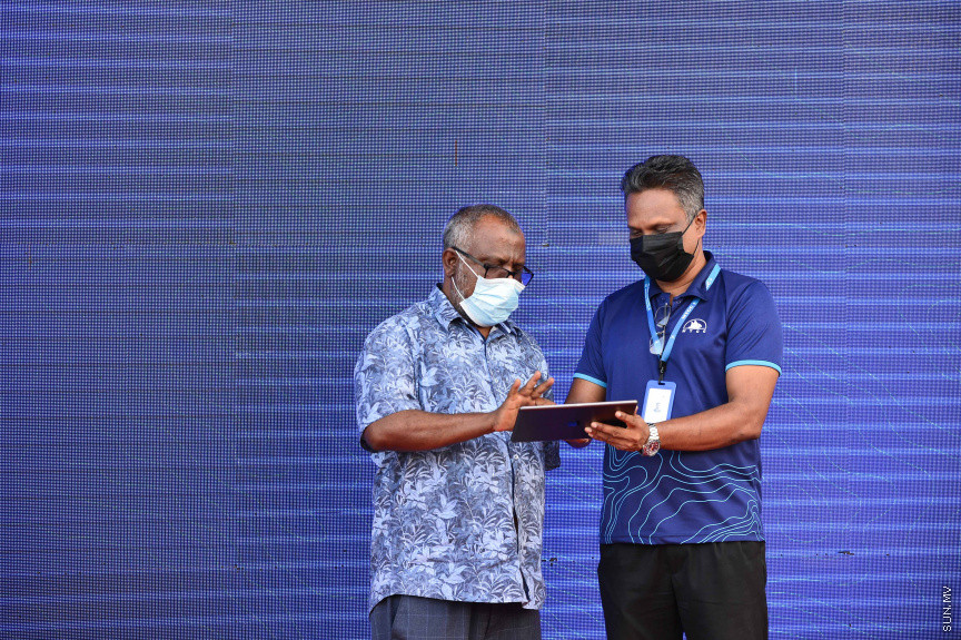 ޖުލައި 1، 2021: އެމްޓީސީސީއަށް އެމްޕީއެލްގެ އާންމު ދަތުރުފަތުރުގެ ހިދުމަތް ބަދަލުކުރުމަށް ގްރޭޓަރ މާލެ ބަސް ޓާމިނަލްގައި ބޭއްވި ހަފްލާގެ ތެރެއިން -- ސަން ފޮޓޯ/ ފަޔާޒު މޫސާ