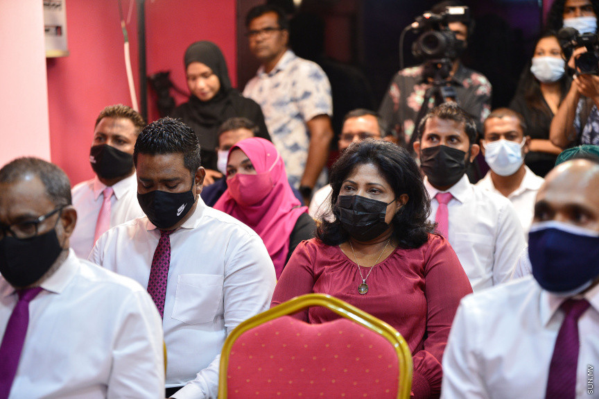 ޖުލައި 19، 2021: ކުރީގެ ކޮމިއުނިކޭޝަން މިނިސްޓަރު މުހައްމަދު މަލީހު ޖަމާލާއި ތުލުސްދޫ ދާއިރާގެ ކުރީގެ މެމްބަރު އަދި މަޝްހޫރު ގާނޫނީ ވަކީލު މުހައްމަދު ވަހީދު އިބްރާހިމް( ލޯޔަރު ވައްޑެ) އާއި ހެންވޭރު ދެކުނު ދާއިރާގެ ކުރީގެ މެމްބަރު މުހައްމަދު އަބްދުލް ކަރީމް (ރުކުމާ) މިރޭ ޕީޕީއެމަށް ސޮއިކުރުމަށް ބޭއްވި ހަފްލާގެ ތެރެއިން -- ސަން ފޮޓޯ/ ފަޔާޒު މޫސާ