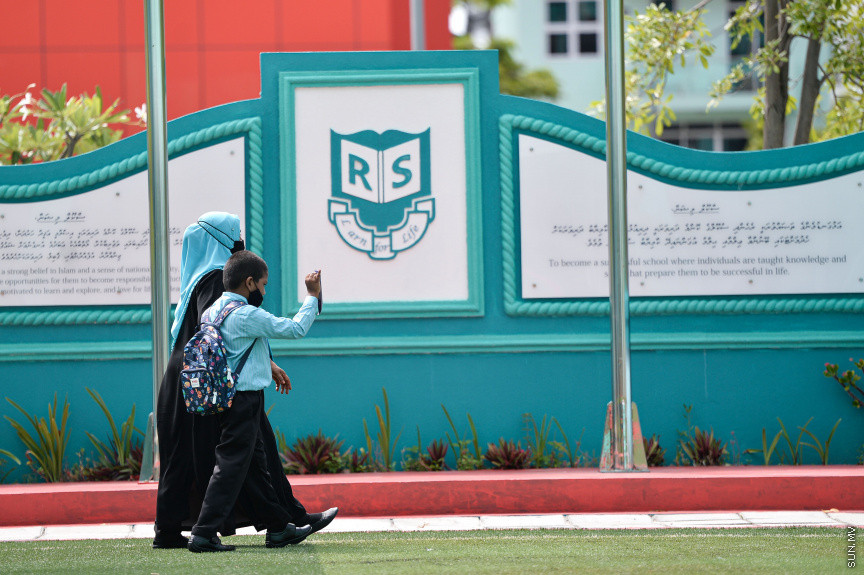 އޮގަސްޓް 10، 2021: ދުނިޔެއަށް ކުރިމަތިވި ކޮވިޑް-19 ބަލިމަޑުކަމާއެކު އެންމެ ބޮޑު ލޮޅުމެއް އައީ ތައުލީމީ ދާއިރާށެވެ، ދޮޅު އަހަރެއްހާ ދުވަހު ސްކޫލުތައް ބަންދު ކުރުމަށް ފަހު، އާ އަޒުމަކާއެކު 92,930 ދަރިވަރުން އަހަރެއްގެ މެދު ތެރެއިން ސްކޫލްތައް ހުޅުވައި  ދިރާސީ އާ އަހަރުގެ ކިޔެވުން ފެށުން -- ސަން ފޮޓޯ/ ފަޔާޒު މޫސާ