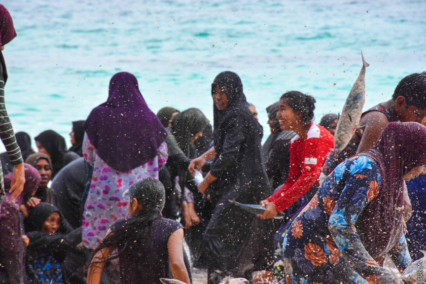 ހުޅަނގު މޫސުމާއެކު ބުރުނީގެ ގޮނޑުދޮށަށް ގިނަ އަދަދެއްގެ ރާގޮނޑި ތިލަވުން: ކޮންމެ އަހަރަކުހެން ހުޅަނގު މޫސުމާއެކު އެރަށަށް ވެރިވެގަންނަނީ ރާގޮނޑީގެ "މަސްވެރިކަމުގެ އީދެކޭ" ބުނުމަކީ ދޮގަކަށް ނުވާނެއެވެ. ފޯރިއާ މަޖަލުގައި އެންމެންވެސް ޝާމިލުވެގެންނަނީ މަސް ހިފާށެވެ. -- ފޮޓޯ/ ބުރުނި ފޭސްބުކް ޕޭޖް
