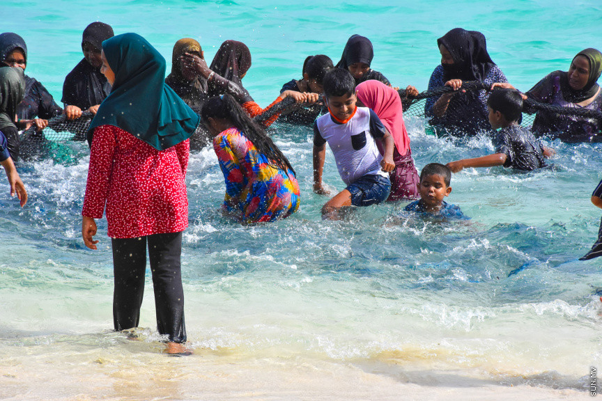 ހުޅަނގު މޫސުމާއެކު ބުރުނީގެ ގޮނޑުދޮށަށް ގިނަ އަދަދެއްގެ ރާގޮނޑި ތިލަވުން: ކޮންމެ އަހަރަކުހެން ހުޅަނގު މޫސުމާއެކު އެރަށަށް ވެރިވެގަންނަނީ ރާގޮނޑީގެ "މަސްވެރިކަމުގެ އީދެކޭ" ބުނުމަކީ ދޮގަކަށް ނުވާނެއެވެ. ފޯރިއާ މަޖަލުގައި އެންމެންވެސް ޝާމިލުވެގެންނަނީ މަސް ހިފާށެވެ. -- ފޮޓޯ/ ބުރުނި ފޭސްބުކް ޕޭޖް