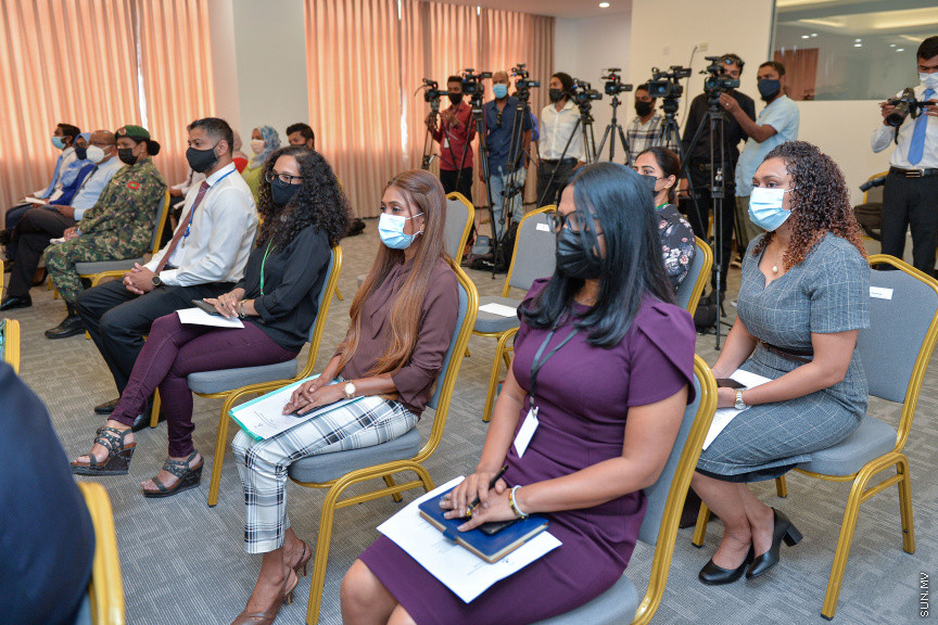 އޮގަސްޓް 22، 2021: ޖަޕާނުން ރާއްޖެއަށް ހަދިޔާކުރި އެސްޓްރާޒެނެކާ ވެކްސިންގެ ޝިޕްމެންޓް ހަވާލުކުރުމަށް ފޮރިން މިނިސްޓްރީގައި ބޭއްވި ހާއްސަ ރަސްމިއްޔާތުގެ ތެރެއިން: ޖަޕާނުން ހަދިޔާކޮށްފައި ވަނީ ވެކްސިންގެ ޖުމްލަ 112،000 ޑޯޒް -- ސަން ފޮޓޯ/ ފަޔާޒު މޫސާ