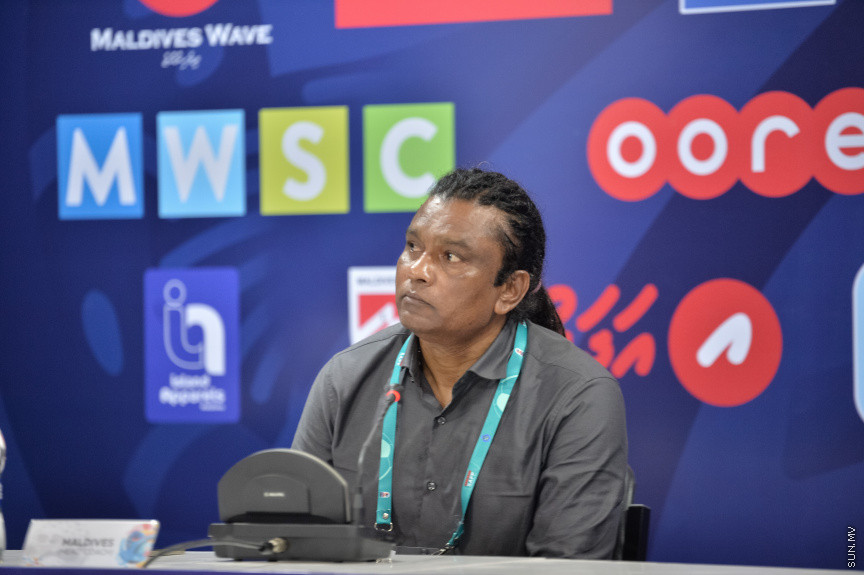 ރާއްޖޭގެ ގައުމީ ޓީމުގެ ކޯޗް އަލީ ސުޒައިން މެޗަށްފަހު ނޫސްވެރިންނަށް މައުލޫމާތު ދެނީ --- ސަން ފޮޓޯ/ އަހްމަދު އައިމަން އަލީ