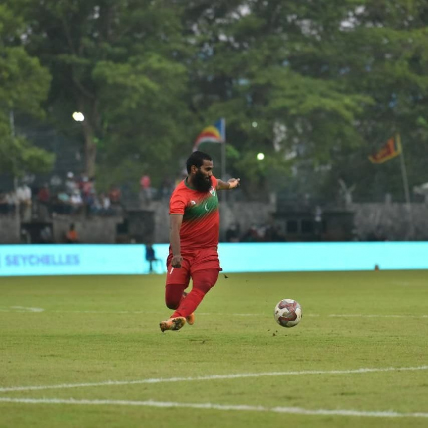 މަހިންދަ ރާޖަޕަކްސަ ފޯ ނޭޝަންސް ފުޓްބޯޅަ މުބާރާތުގައި ރާއްޖެއާއި ލަންކާ ބަދަލުކުރި މެޗުގެ ތެރެއިން -- ފޮޓޯ/އެފް.އޭ.އެެމް
