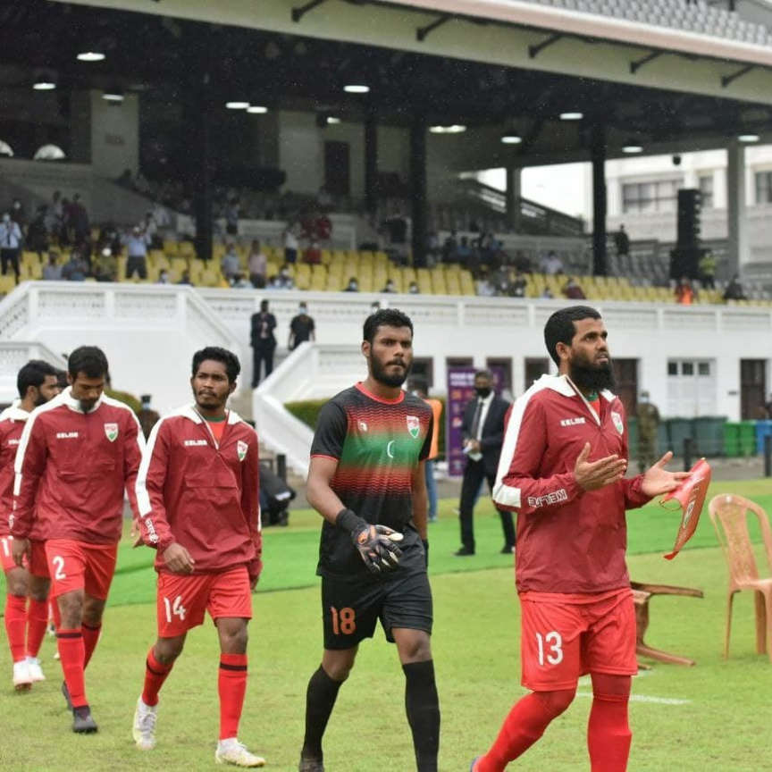 މަހިންދަ ރާޖަޕަކްސަ ފޯ ނޭޝަންސް ފުޓްބޯޅަ މުބާރާތުގައި ރާއްޖެއާއި ލަންކާ ބަދަލުކުރި މެޗުގެ ތެރެއިން -- ފޮޓޯ/އެފް.އޭ.އެެމް