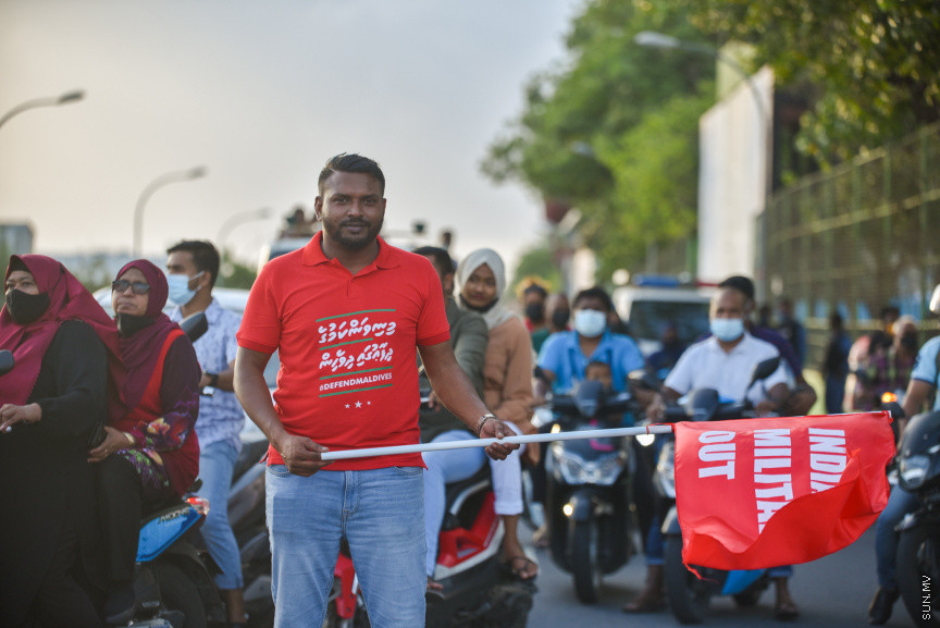 "މިނިވަންކަމުގެ ދިފާއުގައި ދިވެހީން" ނަމުގައި އިދިކޮޅުން ކުރިއަށްގެންދާ ގައުމީ ހަރަކާތުގެ ތެރެއިން ބޭއްވި ސުލްހަވެރި ހަރަކާތުގެ ތެރެއިން -- ސަން ފޮޓޯ/ މުހައްމަދު ހައްޔާން