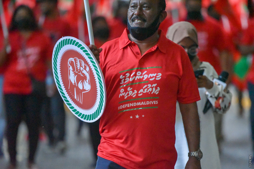 "މިނިވަންކަމުގެ ދިފާއުގައި ދިވެހީން" ނަމުގައި އިދިކޮޅުން ކުރިއަށްގެންދާ ގައުމީ ހަރަކާތުގެ ތެރެއިން ބޭއްވި ސުލްހަވެރި ހަރަކާތުގެ ތެރެއިން -- ސަން ފޮޓޯ/ މުހައްމަދު ހައްޔާން