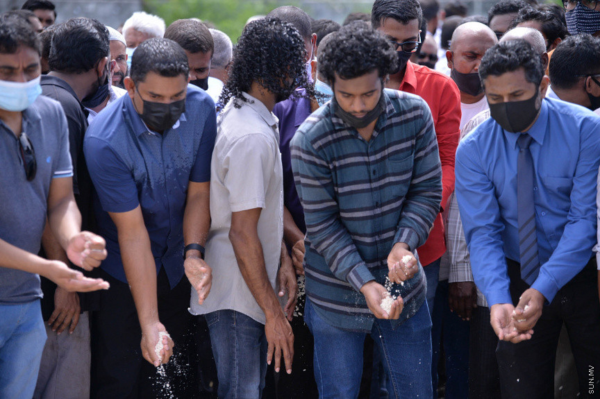 ކޮމަންޑޫ ދާއިރާގެ އެމްޑީޕީގެ މަޖިލީސް މެމްބަރު ހުސައިން ވަހީދުގެ ޖަނާޒާގެ ތެރެއިން-- ސަން ފޮޓޯ/ ނާއިލް ހުސައިން