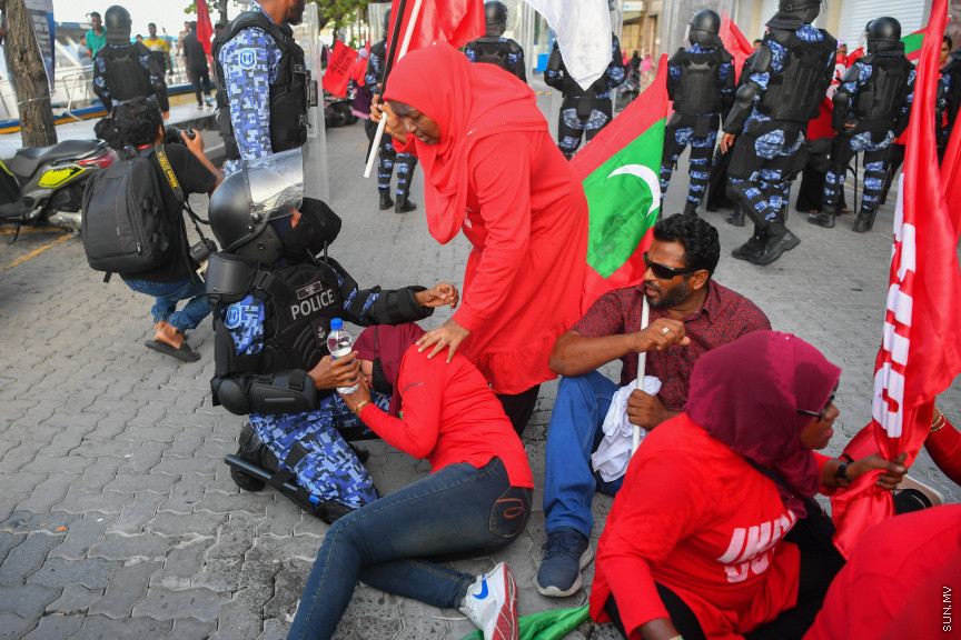 25 މާރޗް 2022: "ނޭވާ ހޮޅިއަށް" ނަމުގައި އިދިކޮޅުން މާލޭގައި ކުރިއަށް ގެންދިޔަ މުޒާހަރާގެ ތެރެއިން -- ސަން ފޮޓޯ/ މުހައްމަދު އަފްރާހް