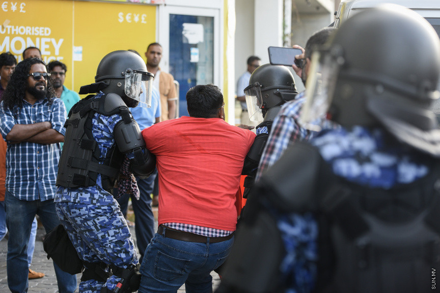 25 މާރޗް 2022: "ނޭވާ ހޮޅިއަށް" ނަމުގައި އިދިކޮޅުން މާލޭގައި ކުރިއަށް ގެންދިޔަ މުޒާހަރާގެ ތެރެއިން -- ސަން ފޮޓޯ/ މުހައްމަދު ހައްޔާން