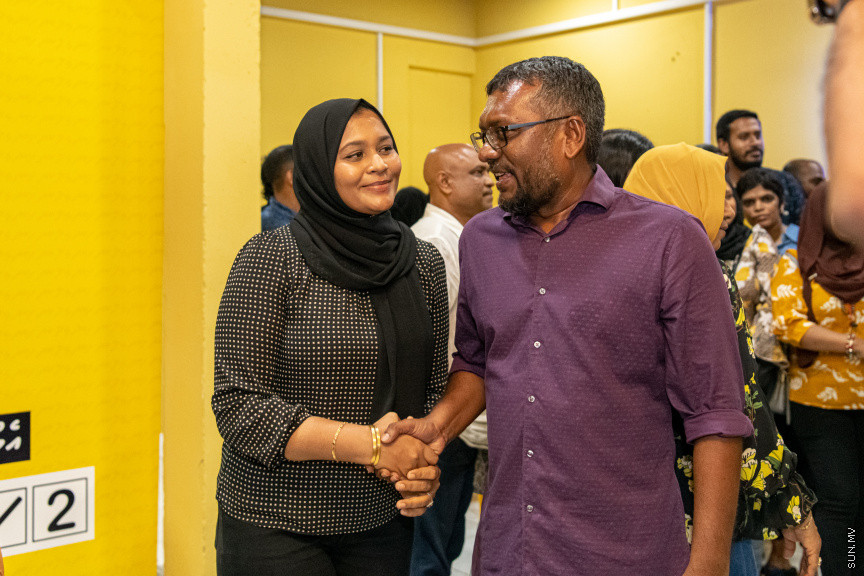  ބޮޑު ތަފާތަކުން އިކޮނޮމިކް މިނިސްޓަރު ފައްޔާޒް އިސްމާއީލް އިންތިޚާބު ކާމިޔާބުކުރެއްވުމާއެކު ފައްޔާޒުގެ ޓީމުން  އެކަމުގެ އުފާ ފާޅުކުރަނީ - ސަން ފޮޓޯ/ މުހައްމަދު ހައްޔާން