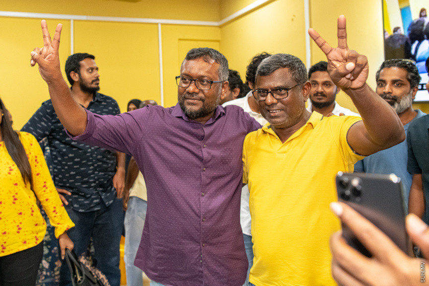  ބޮޑު ތަފާތަކުން އިކޮނޮމިކް މިނިސްޓަރު ފައްޔާޒް އިސްމާއީލް އިންތިޚާބު ކާމިޔާބުކުރެއްވުމާއެކު ފައްޔާޒުގެ ޓީމުން  އެކަމުގެ އުފާ ފާޅުކުރަނީ - ސަން ފޮޓޯ/ މުހައްމަދު ހައްޔާން