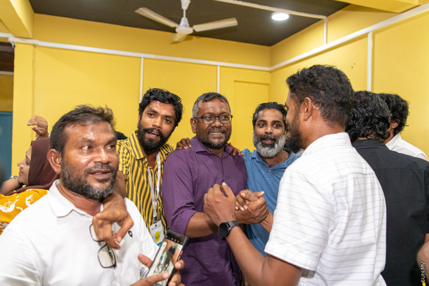  ބޮޑު ތަފާތަކުން އިކޮނޮމިކް މިނިސްޓަރު ފައްޔާޒް އިސްމާއީލް އިންތިޚާބު ކާމިޔާބުކުރެއްވުމާއެކު ފައްޔާޒުގެ ޓީމުން  އެކަމުގެ އުފާ ފާޅުކުރަނީ - ސަން ފޮޓޯ/ މުހައްމަދު ހައްޔާން