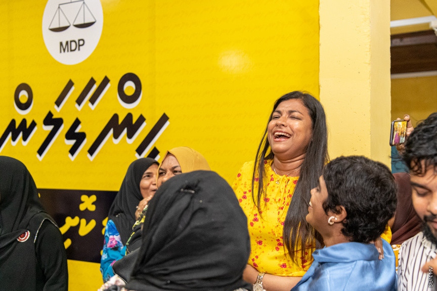 ފައްޔާޒާއެކު، އެމްޑީޕީ އަންހެނުންގެ ރޫހުގެ ރައީސްކަމަށް ކެމްޕޭންކުރެއްވި އައްޑޫ މީދޫ ދާއިރާގެ މެންބަރު ރޮޒައިނާ އާދަމްވެސް އެ އިންތިޚާބު ބޮޑު ތަފާތަކުން ވަނީ ކާމިޔާބުކުރައްވާފައި - ސަން ފޮޓޯ/ މުހައްމަދު ހައްޔާން