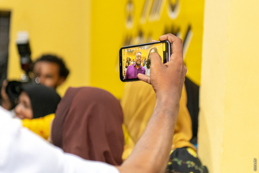  ބޮޑު ތަފާތަކުން އިކޮނޮމިކް މިނިސްޓަރު ފައްޔާޒް އިސްމާއީލް އިންތިޚާބު ކާމިޔާބުކުރެއްވުމާއެކު ފައްޔާޒުގެ ޓީމުން  އެކަމުގެ އުފާ ފާޅުކުރަނީ - ސަން ފޮޓޯ/ މުހައްމަދު ހައްޔާން