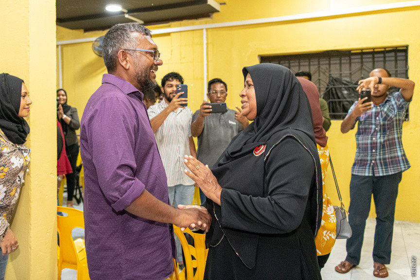  ބޮޑު ތަފާތަކުން އިކޮނޮމިކް މިނިސްޓަރު ފައްޔާޒް އިސްމާއީލް އިންތިޚާބު ކާމިޔާބުކުރެއްވުމާއެކު ފައްޔާޒުގެ ޓީމުން  އެކަމުގެ އުފާ ފާޅުކުރަނީ - ސަން ފޮޓޯ/ މުހައްމަދު ހައްޔާން