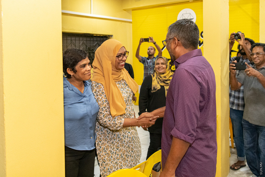  ބޮޑު ތަފާތަކުން އިކޮނޮމިކް މިނިސްޓަރު ފައްޔާޒް އިސްމާއީލް އިންތިޚާބު ކާމިޔާބުކުރެއްވުމާއެކު ފައްޔާޒުގެ ޓީމުން  އެކަމުގެ އުފާ ފާޅުކުރަނީ - ސަން ފޮޓޯ/ މުހައްމަދު ހައްޔާން