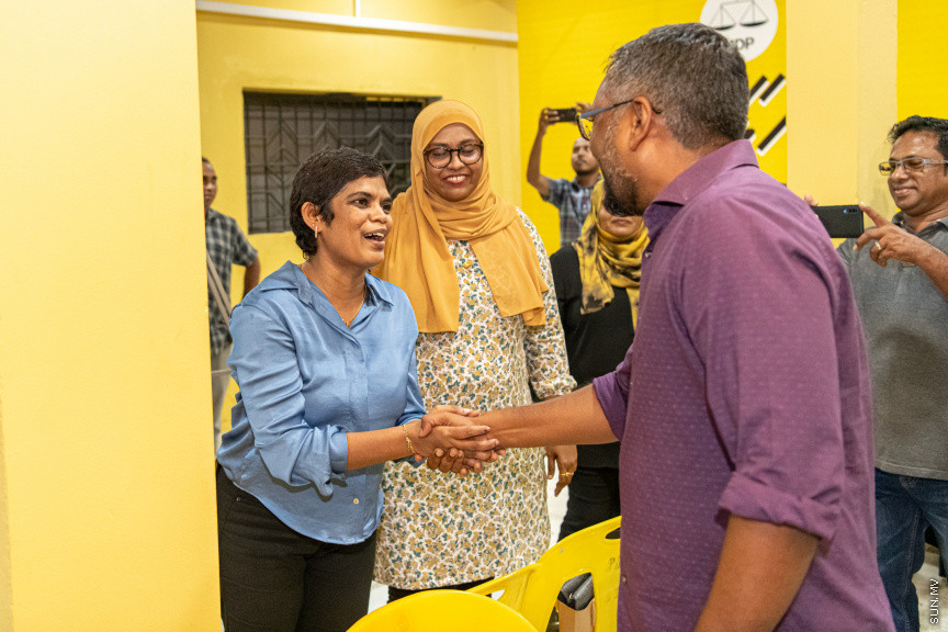  ބޮޑު ތަފާތަކުން އިކޮނޮމިކް މިނިސްޓަރު ފައްޔާޒް އިސްމާއީލް އިންތިޚާބު ކާމިޔާބުކުރެއްވުމާއެކު ފައްޔާޒުގެ ޓީމުން  އެކަމުގެ އުފާ ފާޅުކުރަނީ - ސަން ފޮޓޯ/ މުހައްމަދު ހައްޔާން