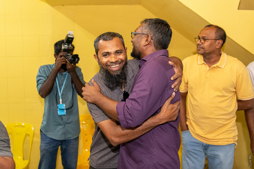  ބޮޑު ތަފާތަކުން އިކޮނޮމިކް މިނިސްޓަރު ފައްޔާޒް އިސްމާއީލް އިންތިޚާބު ކާމިޔާބުކުރެއްވުމާއެކު ފައްޔާޒުގެ ޓީމުން  އެކަމުގެ އުފާ ފާޅުކުރަނީ - ސަން ފޮޓޯ/ މުހައްމަދު ހައްޔާން