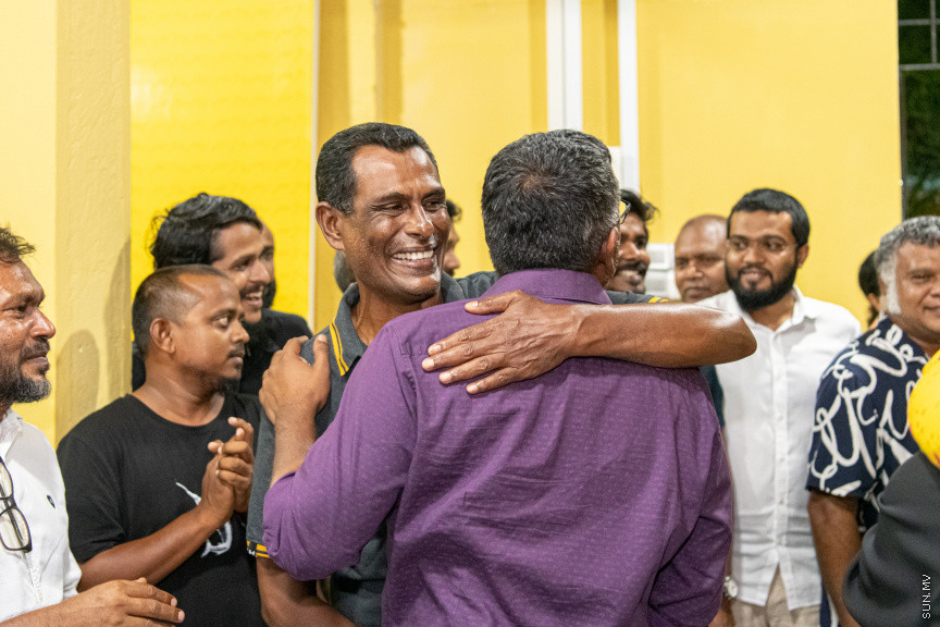  ބޮޑު ތަފާތަކުން އިކޮނޮމިކް މިނިސްޓަރު ފައްޔާޒް އިސްމާއީލް އިންތިޚާބު ކާމިޔާބުކުރެއްވުމާއެކު ފައްޔާޒުގެ ޓީމުން  އެކަމުގެ އުފާ ފާޅުކުރަނީ - ސަން ފޮޓޯ/ މުހައްމަދު ހައްޔާން