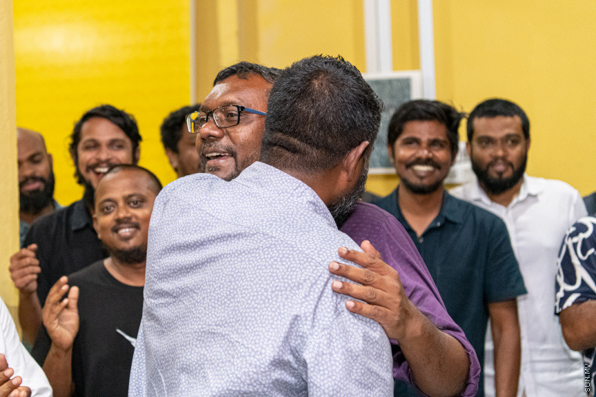  ބޮޑު ތަފާތަކުން އިކޮނޮމިކް މިނިސްޓަރު ފައްޔާޒް އިސްމާއީލް އިންތިޚާބު ކާމިޔާބުކުރެއްވުމާއެކު ފައްޔާޒުގެ ޓީމުން  އެކަމުގެ އުފާ ފާޅުކުރަނީ - ސަން ފޮޓޯ/ މުހައްމަދު ހައްޔާން