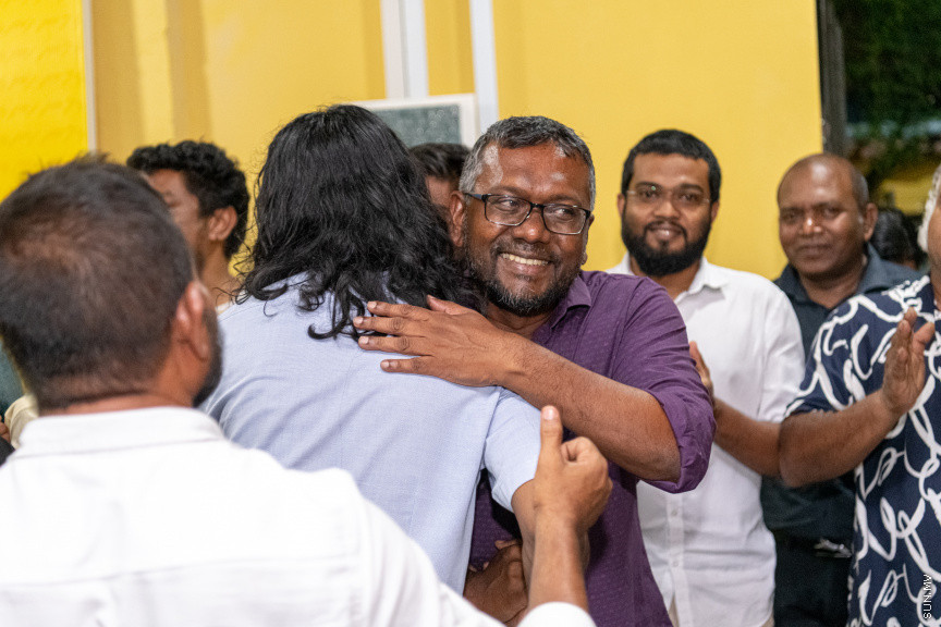  ބޮޑު ތަފާތަކުން އިކޮނޮމިކް މިނިސްޓަރު ފައްޔާޒް އިސްމާއީލް އިންތިޚާބު ކާމިޔާބުކުރެއްވުމާއެކު ފައްޔާޒުގެ ޓީމުން  އެކަމުގެ އުފާ ފާޅުކުރަނީ - ސަން ފޮޓޯ/ މުހައްމަދު ހައްޔާން