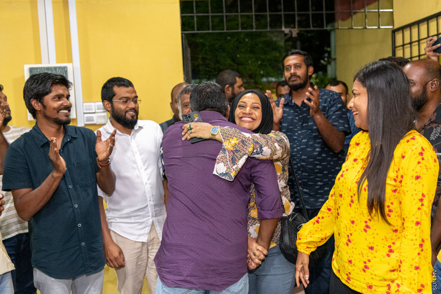  ބޮޑު ތަފާތަކުން އިކޮނޮމިކް މިނިސްޓަރު ފައްޔާޒް އިސްމާއީލް އިންތިޚާބު ކާމިޔާބުކުރެއްވުމާއެކު ފައްޔާޒުގެ ޓީމުން  އެކަމުގެ އުފާ ފާޅުކުރަނީ - ސަން ފޮޓޯ/ މުހައްމަދު ހައްޔާން