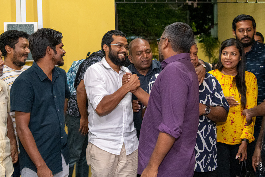  ބޮޑު ތަފާތަކުން އިކޮނޮމިކް މިނިސްޓަރު ފައްޔާޒް އިސްމާއީލް އިންތިޚާބު ކާމިޔާބުކުރެއްވުމާއެކު ފައްޔާޒުގެ ޓީމުން  އެކަމުގެ އުފާ ފާޅުކުރަނީ - ސަން ފޮޓޯ/ މުހައްމަދު ހައްޔާން