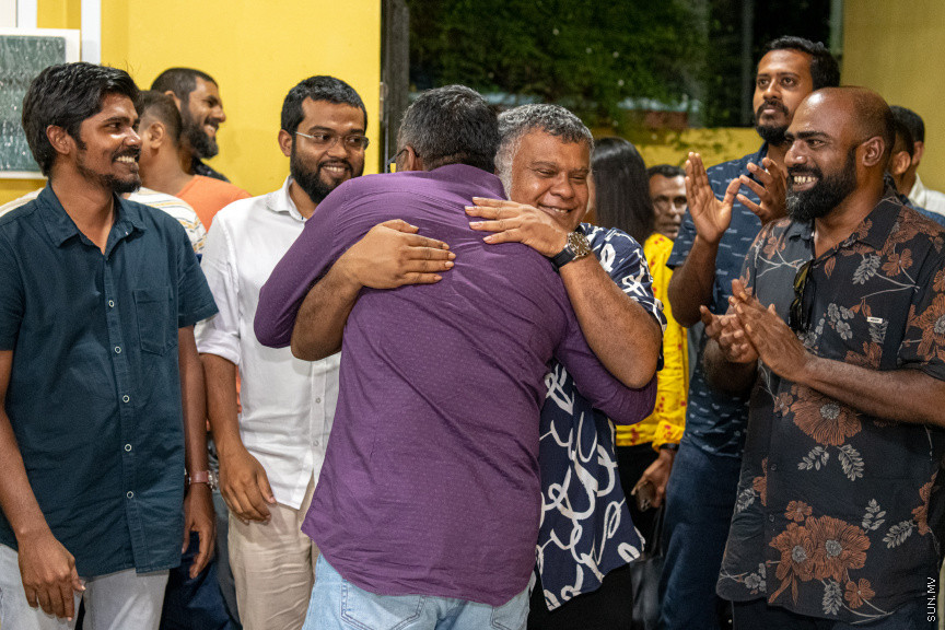  ބޮޑު ތަފާތަކުން އިކޮނޮމިކް މިނިސްޓަރު ފައްޔާޒް އިސްމާއީލް އިންތިޚާބު ކާމިޔާބުކުރެއްވުމާއެކު ފައްޔާޒުގެ ޓީމުން  އެކަމުގެ އުފާ ފާޅުކުރަނީ - ސަން ފޮޓޯ/ މުހައްމަދު ހައްޔާން