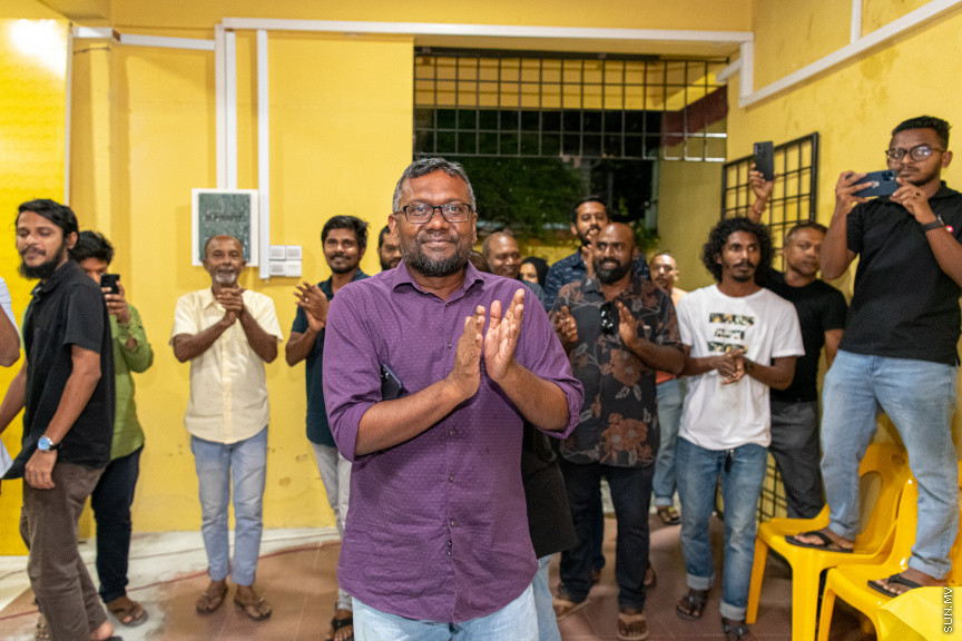  ބޮޑު ތަފާތަކުން އިކޮނޮމިކް މިނިސްޓަރު ފައްޔާޒް އިސްމާއީލް އިންތިޚާބު ކާމިޔާބުކުރެއްވުމާއެކު ފައްޔާޒުގެ ޓީމުން  އެކަމުގެ އުފާ ފާޅުކުރަނީ - ސަން ފޮޓޯ/ މުހައްމަދު ހައްޔާން