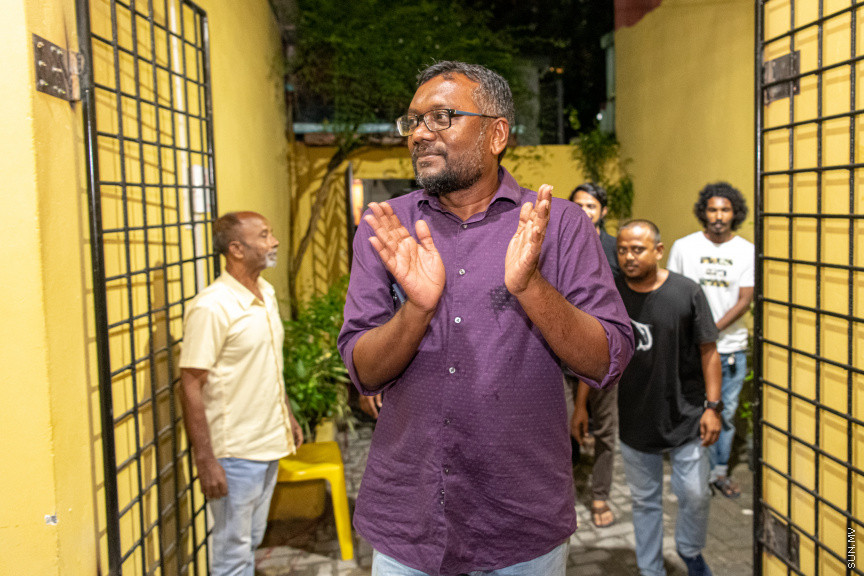  ބޮޑު ތަފާތަކުން އިކޮނޮމިކް މިނިސްޓަރު ފައްޔާޒް އިސްމާއީލް އިންތިޚާބު ކާމިޔާބުކުރެއްވުމާއެކު ފައްޔާޒުގެ ޓީމުން  އެކަމުގެ އުފާ ފާޅުކުރަނީ - ސަން ފޮޓޯ/ މުހައްމަދު ހައްޔާން