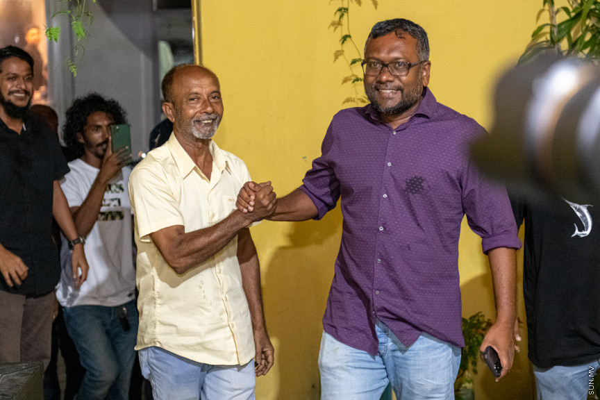  ބޮޑު ތަފާތަކުން އިކޮނޮމިކް މިނިސްޓަރު ފައްޔާޒް އިސްމާއީލް އިންތިޚާބު ކާމިޔާބުކުރެއްވުމާއެކު ފައްޔާޒުގެ ޓީމުން  އެކަމުގެ އުފާ ފާޅުކުރަނީ - ސަން ފޮޓޯ/ މުހައްމަދު ހައްޔާން