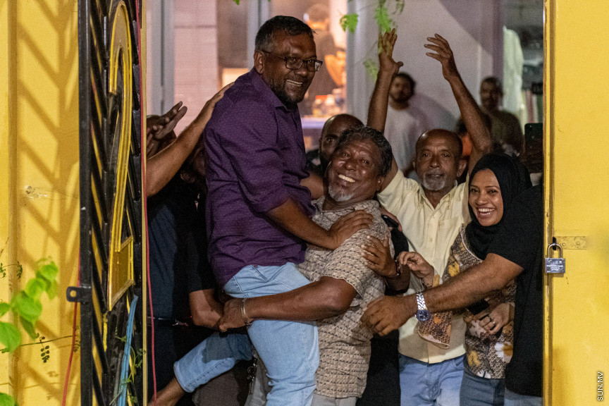  ބޮޑު ތަފާތަކުން އިކޮނޮމިކް މިނިސްޓަރު ފައްޔާޒް އިސްމާއީލް އިންތިޚާބު ކާމިޔާބުކުރެއްވުމާއެކު ފައްޔާޒުގެ ޓީމުން  އެކަމުގެ އުފާ ފާޅުކުރަނީ - ސަން ފޮޓޯ/ މުހައްމަދު ހައްޔާން